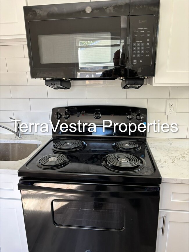 Building Photo - 3 Bed Single Family in Upper Deerfield!