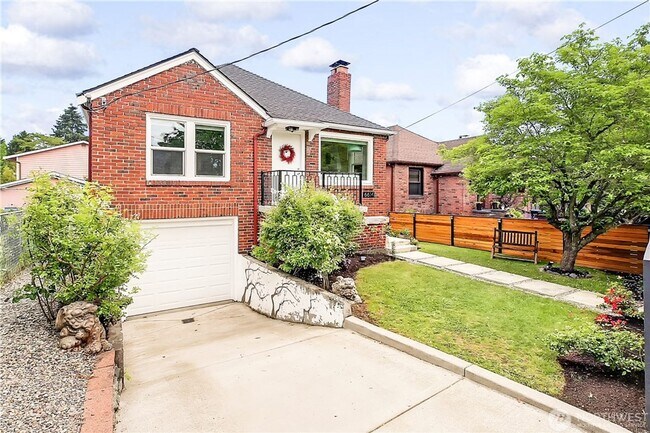 Building Photo - Charming 4 bed, 2 bath, fully fenced, covered deck in convenient location.