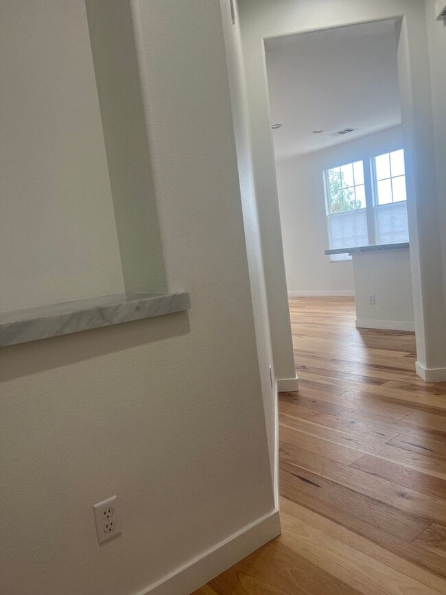 Building Photo - Ventura | 2 Bed + 2 Bath | Holiday Condo