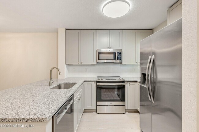 Building Photo - 5 Arbor Club Dr