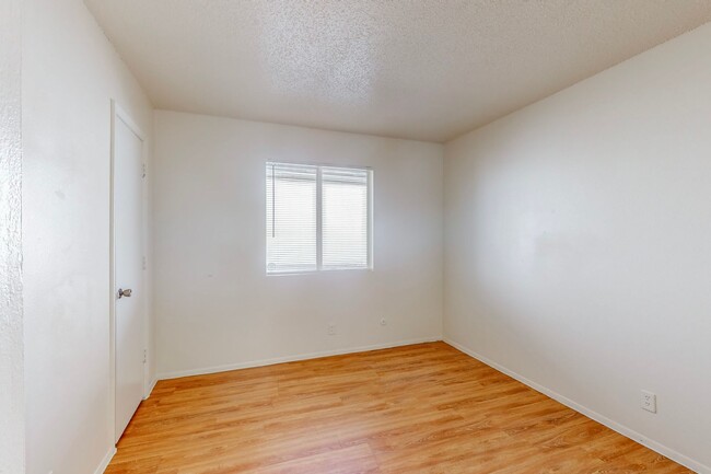 Building Photo - NE 1248/sf 3/BD 2/BA 1/CG