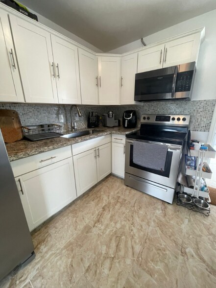 Building Photo - 112 SW 67th Ave