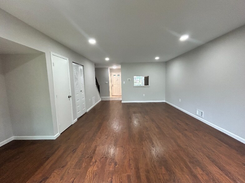 Building Photo - 279 Palombi Ct