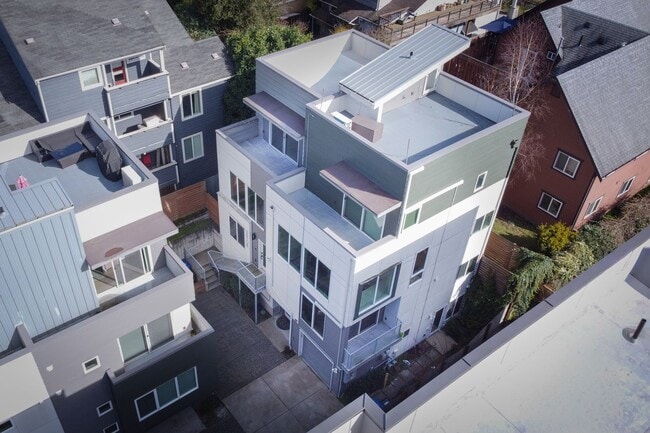 Building Photo - Welcome Home Modern Townhome in the heart of Freemont