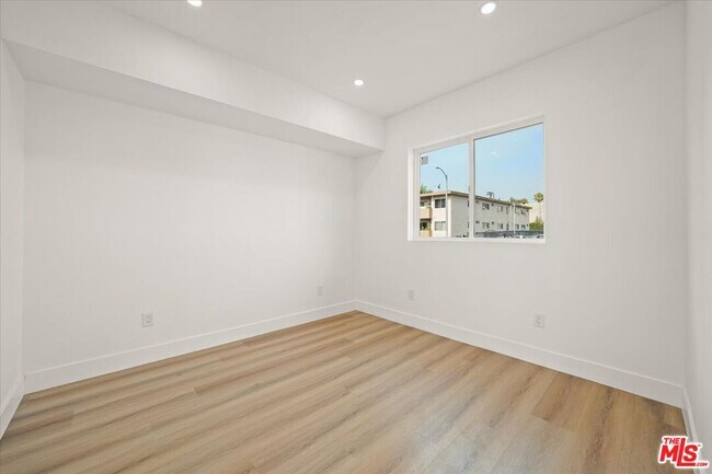 Building Photo - 910 N Hudson Ave