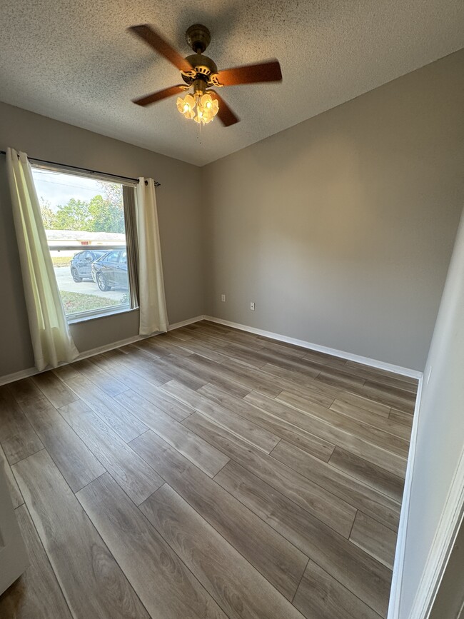 Building Photo - 5100 Mentmore Ave