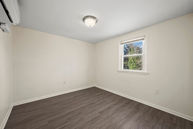 Building Photo - Dolly's