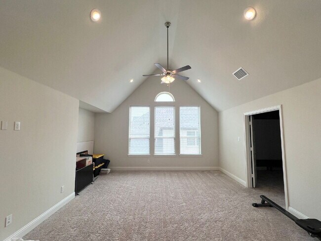 Building Photo - 5 Bed | 5 Bath | 3-Car Garage | 4,054 Sq f...