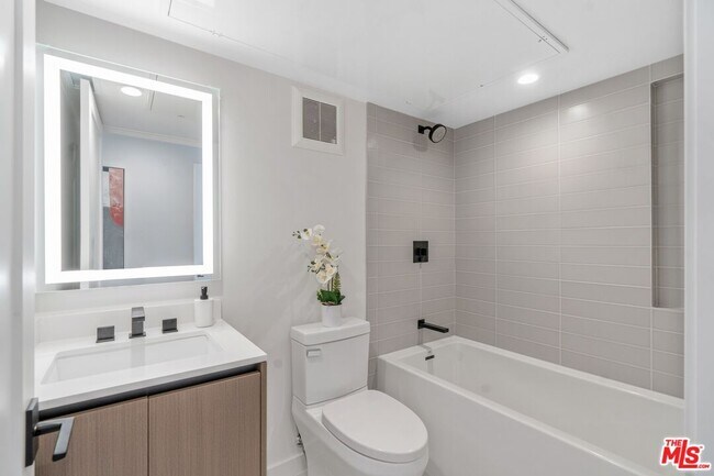 Building Photo - 855 N Detroit St