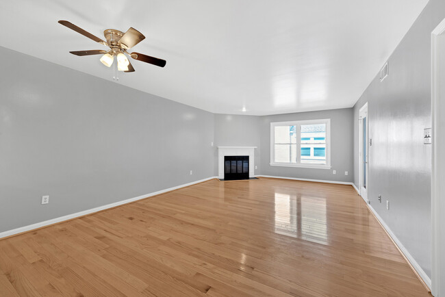 Building Photo - 102 Lantana Ln