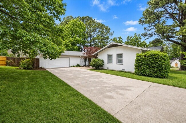 Building Photo - 315 E Fairway Ln