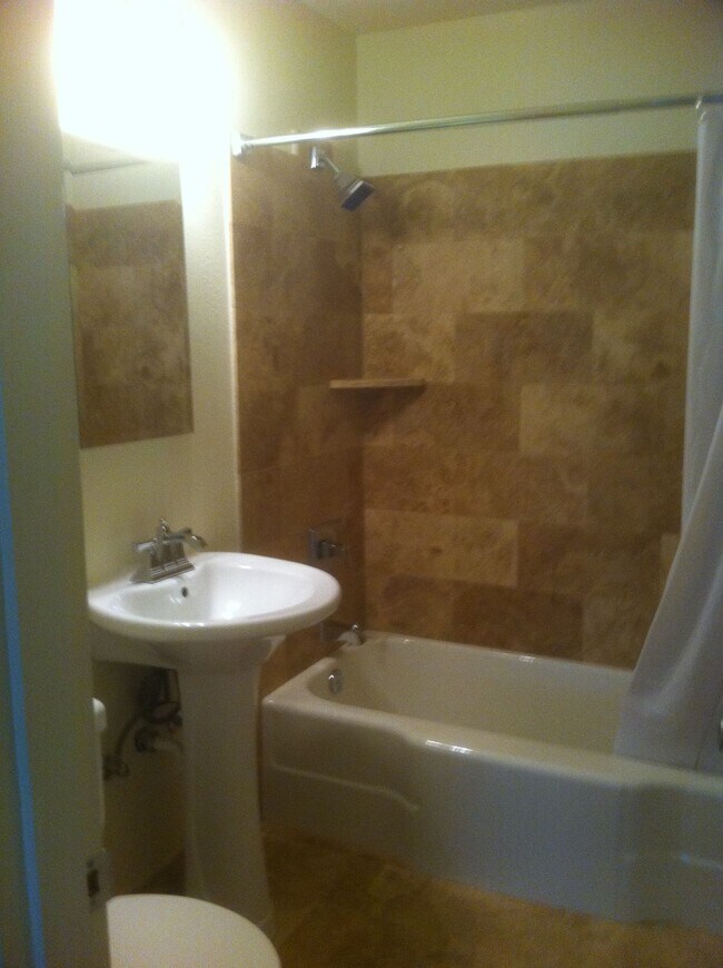 Building Photo - Quaint Cottage Style 1 Level 1 BR in 4-ple...