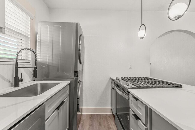 Building Photo - One Bedroom Boutique Apartment in the Plaza