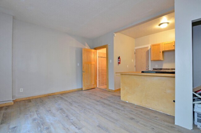 Building Photo - 602 N Mendota St