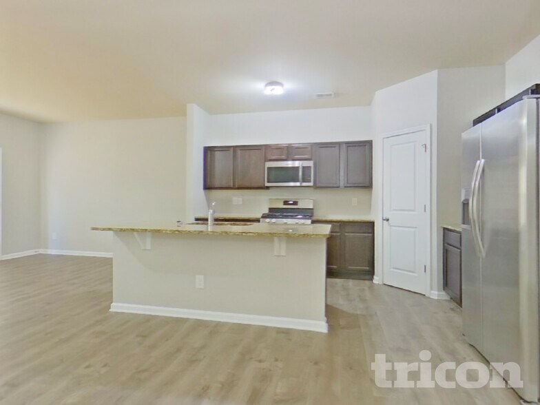 Building Photo - 3303 Lowland Dr