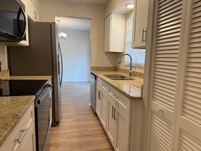 Building Photo - Newly Renovated Deltona Lakes Home!