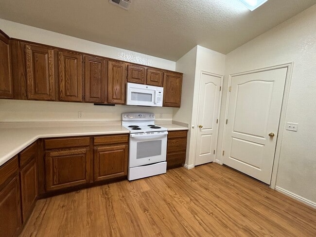 Building Photo - DARLING TOWNHOME FOR RENT IN HURRICANE!