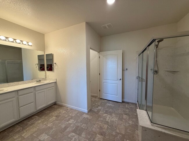 Building Photo - Single story home in with large backyard!