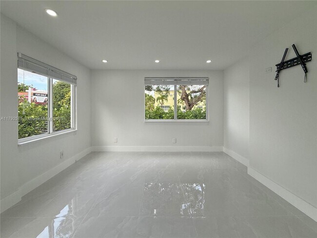 Building Photo - 927 SW 18th Ave