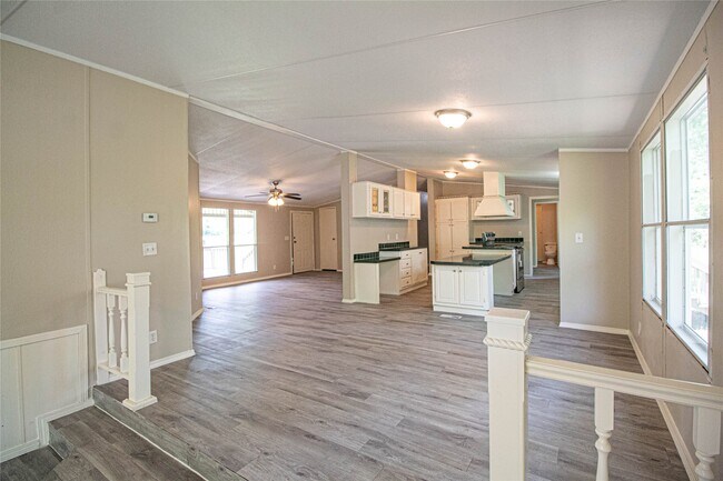 Building Photo - 613 River Rd