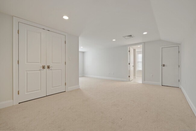 Building Photo - 551 River Rd