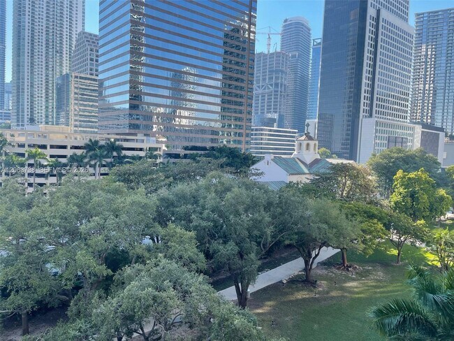 Building Photo - 495 Brickell Ave