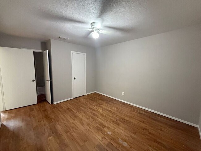 Building Photo - 609 Trout St