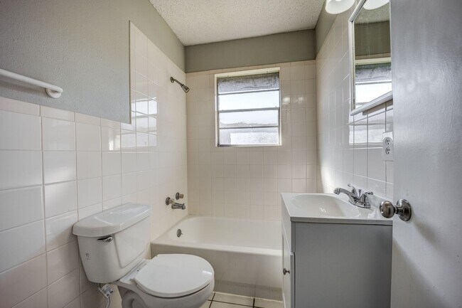 Building Photo - SF-066-601 &amp; 603 South 16th Street Duplex