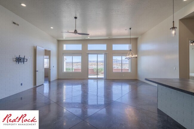 Building Photo - 4 Bedroom Luxury Home Near Sand Hollow