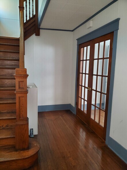 Foyer with French doors to living room - 507 W Mahoning St