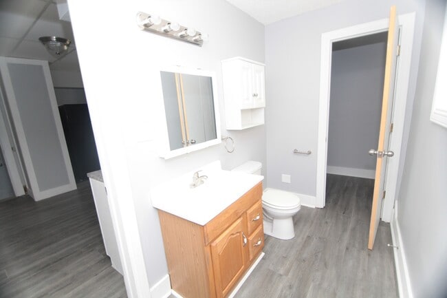 Building Photo - Spacious 4 Bed, 1.5 Bath Home with Central...