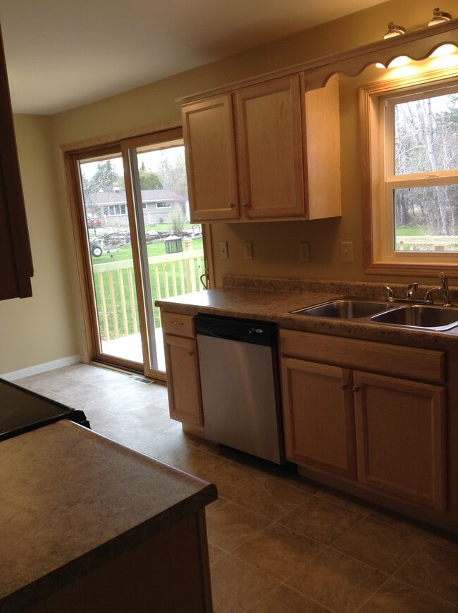 Building Photo - 1229 W Arrowhead Rd