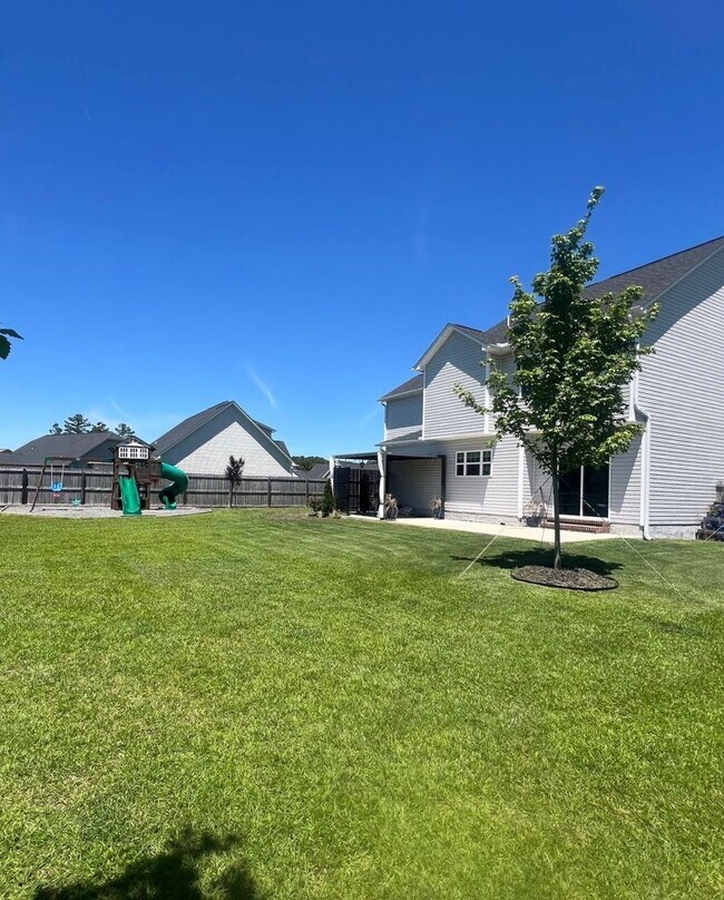 Building Photo - 303 Breezeway Dr