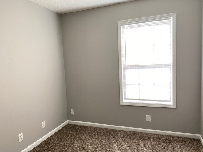 Building Photo - Great Rental....3/2 Bath, near playground,...