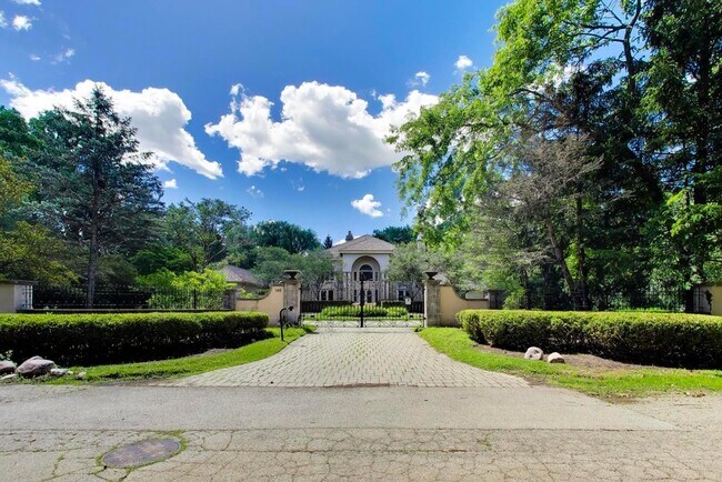 Building Photo - 148 N Ahwahnee Rd