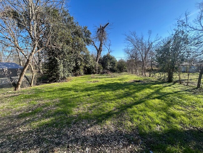 Building Photo - Perfect Central Waco Home