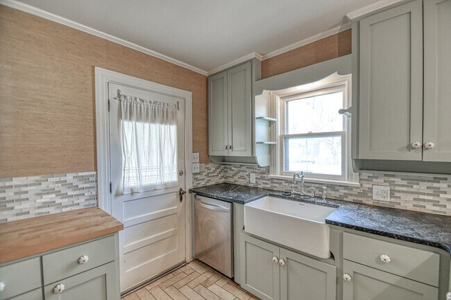 Building Photo - Charming Campus Home!