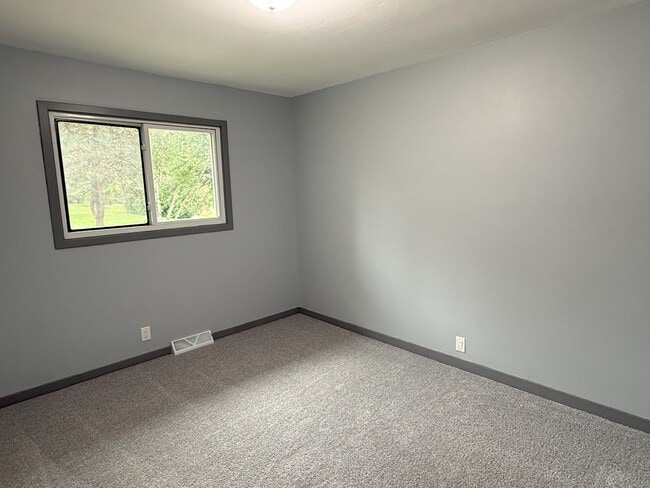 Building Photo - Private 3 bedroom home
