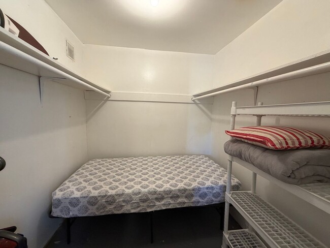 Building Photo - Furnished cozy 1 bedroom Duplex!