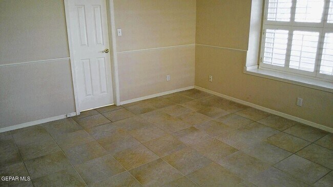 Building Photo - 901 Las Aves Pl