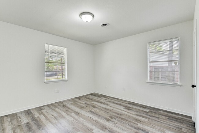 Building Photo - 1703 N Roberson St