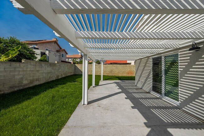 Building Photo - COMING SOON - Beautiful Highland Home