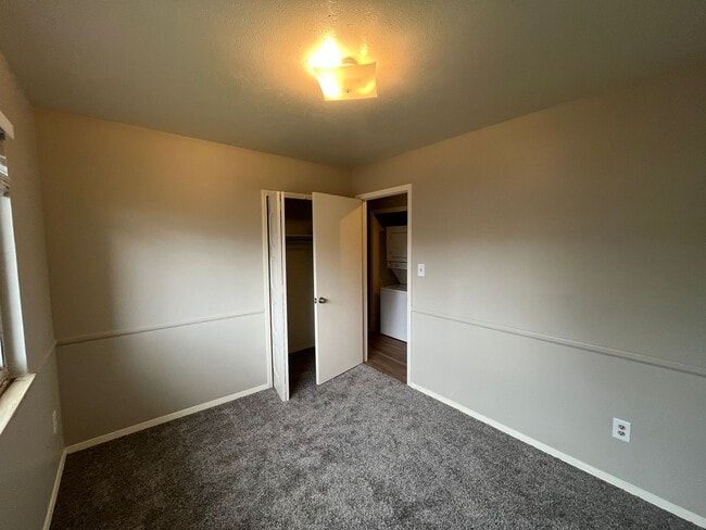 Building Photo - 3 bed 2 bath townhouse - Great Location