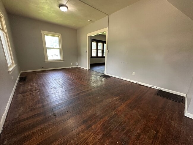 Building Photo - 3 bed, 1 bath home for rent in Waterloo