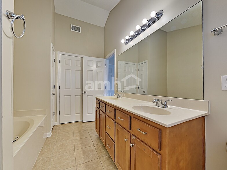 Building Photo - 5961 Appian Way Cv