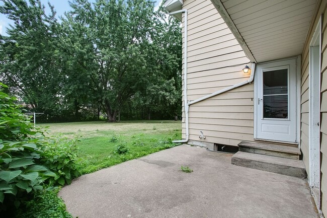 Building Photo - Updated 3 Bedroom Duplex in Battle Creek