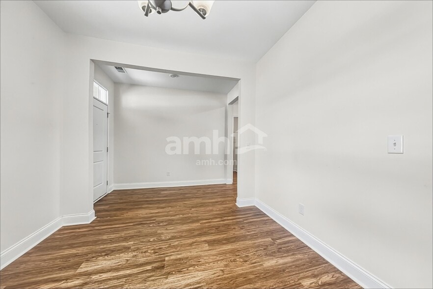 Building Photo - 118 Thatchet Dr