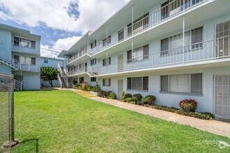 Building Photo - $2,100 / 2br - 700ft2 -| 2bd/1ba Renovated...