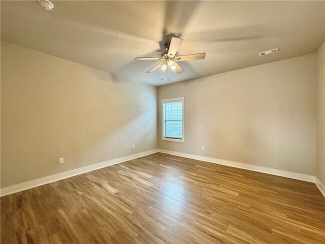 Building Photo - 707 NE Hts Ln