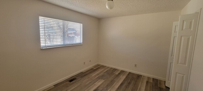 Building Photo - 2 bedroom 1 bath with garage ** Move-In Special